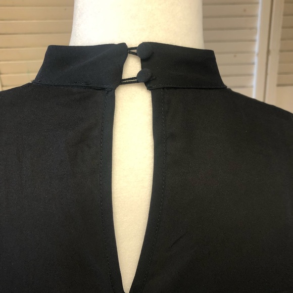 Black 100% Modish One polyester top. V cut in front. Wide sleeves.  Size XL. - Picture 7 of 8